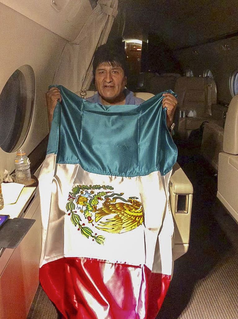 AFP-เอโบ โมราเลส ประธานาธิบดีโบลิเวีย ลี้ภัยไปยังเม็กซิโก ถือธงเม็กซิกัน.jpg