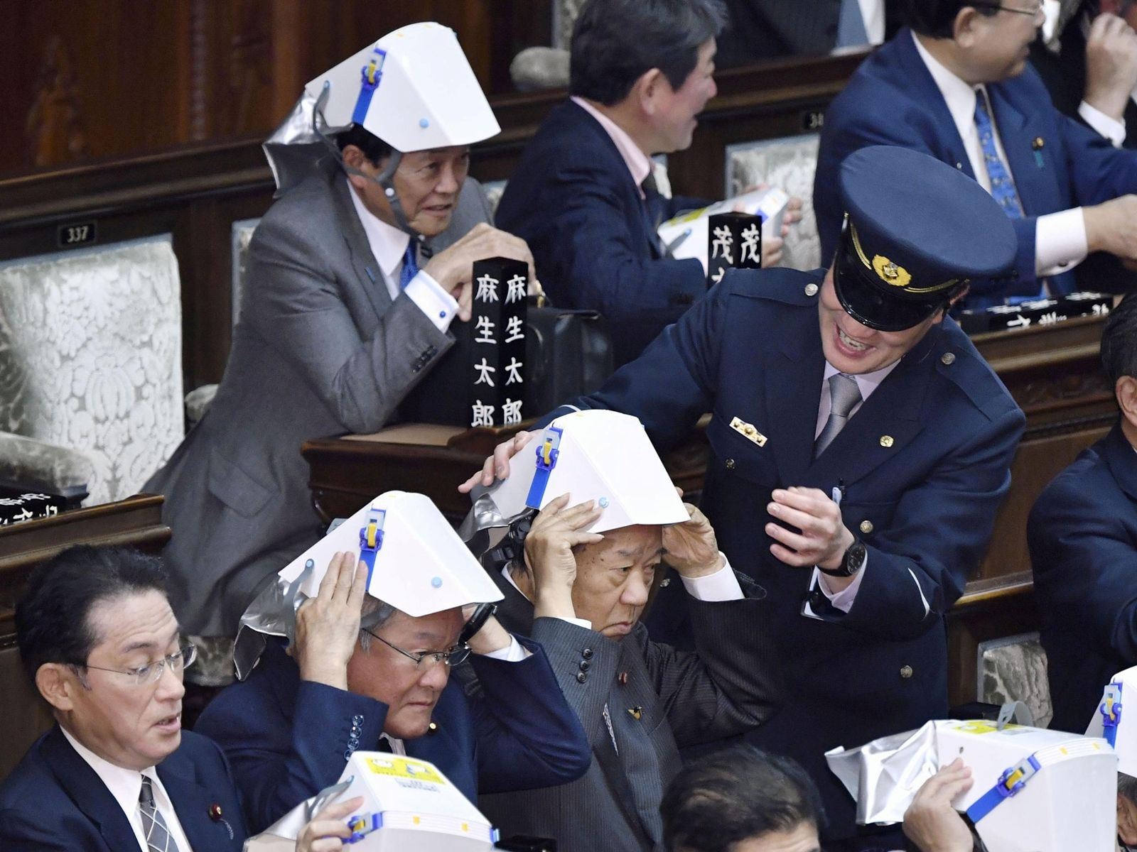 REUTERS-สมาชิกสภาไดเอ็ตของญี่ปุ่นสวมหมวกนิรภัยขณะฝึกซ้อมรับมือภัยพิบัติ-1.JPG
