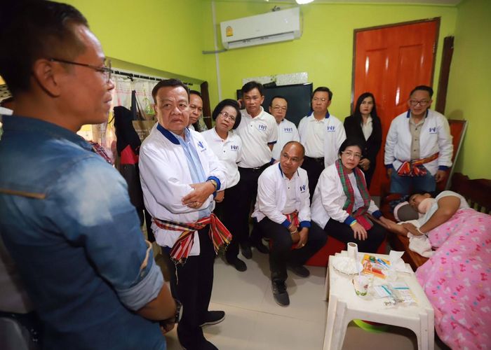 'ธนิก' นำ 'เพื่อไทย' เยี่ยมผู้สนับสนุน หลังถูกหลานผู้สมัคร พปชร. บุกทำร้าย