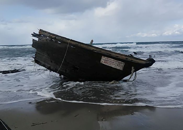 พบโครงกระดูกมนุษย์ใน ‘ซากเรือผี’ ที่เกยตื้นชายฝั่งญี่ปุ่น