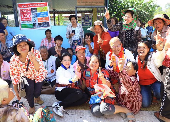 'สุดารัตน์-ธนิก' หาเสียง อ.หนองเรือ วอนเลือกผู้สมัครตามใจเรา แม้รับเงินมา อย่ากลัวบาป