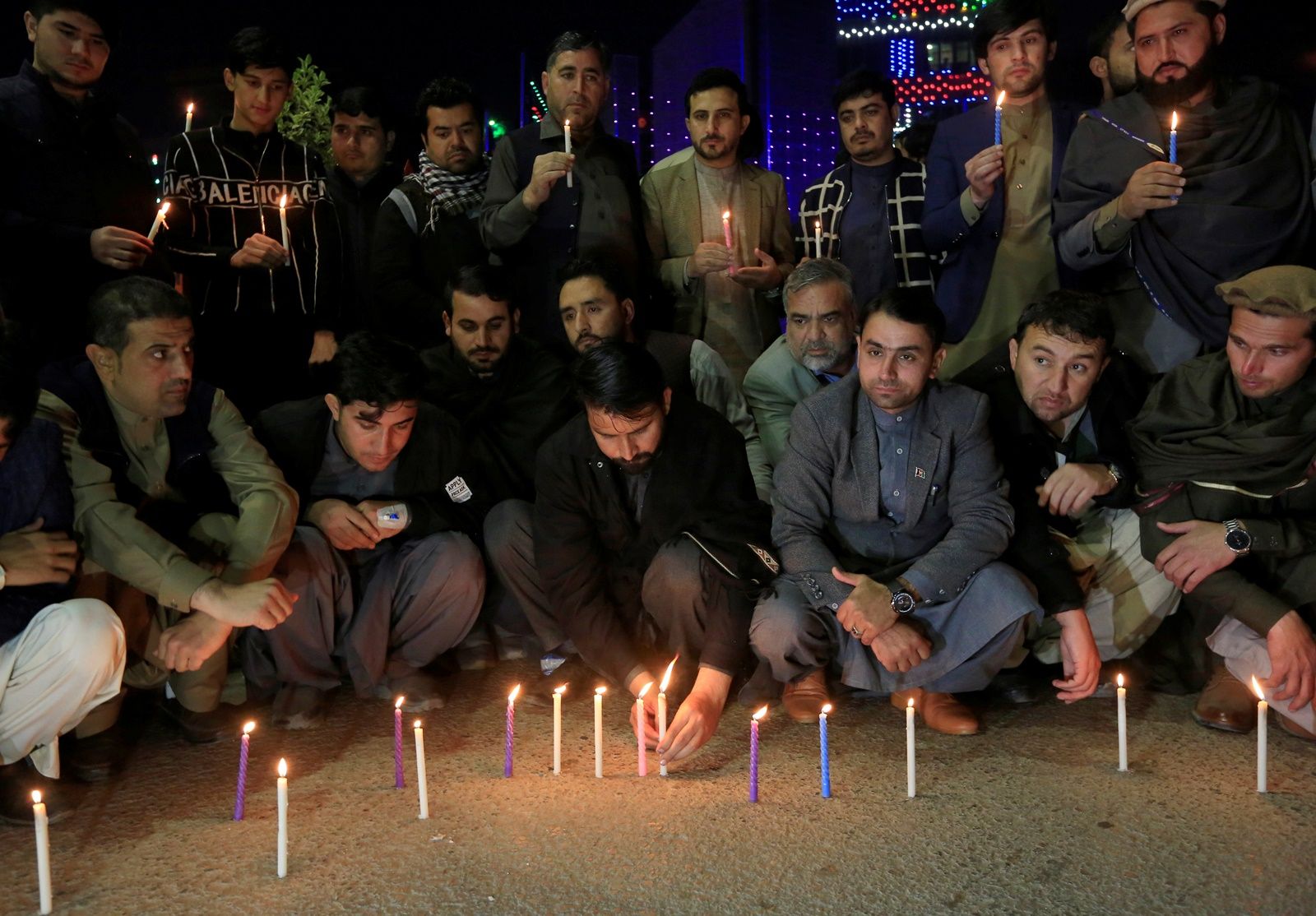 REUTERS-ชาวอัฟกานิสถานจุดเทียนไว้อาลัยหมอญี่ปุ่น เท็ตสึ นาคามุระ ถูกคนร้ายยิงตาย.JPG