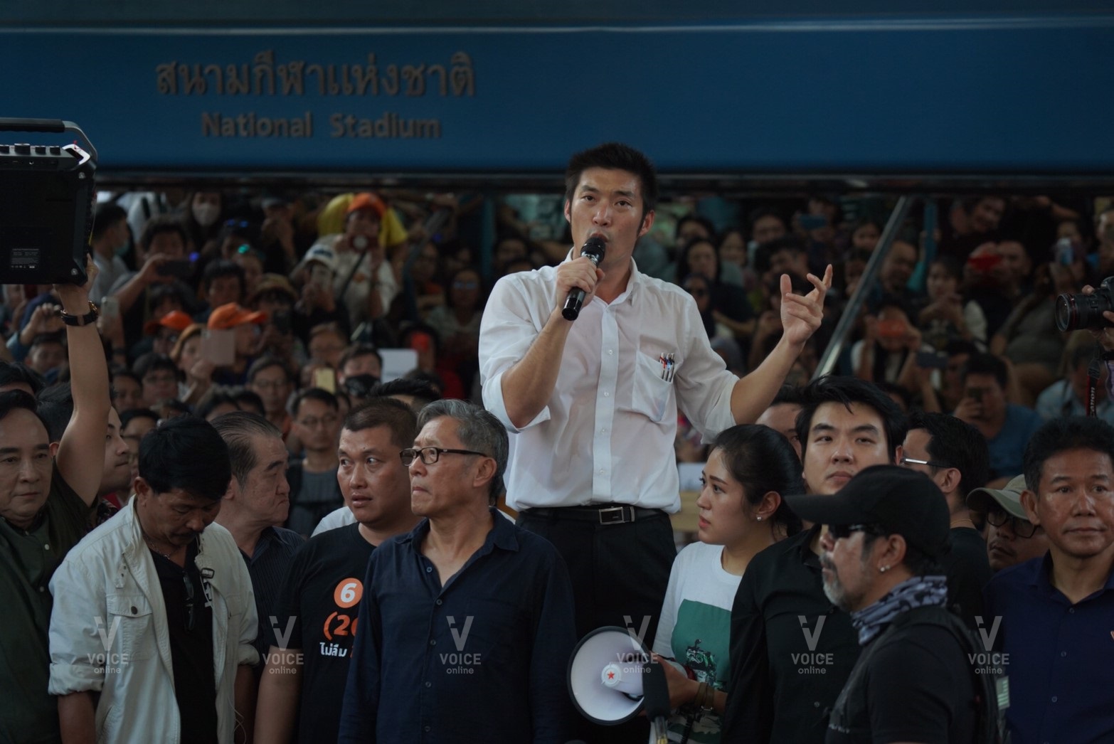 ธนาธร ประยุทธ์ แฟลชม็อบ สกายวอล์ก 23.jpg