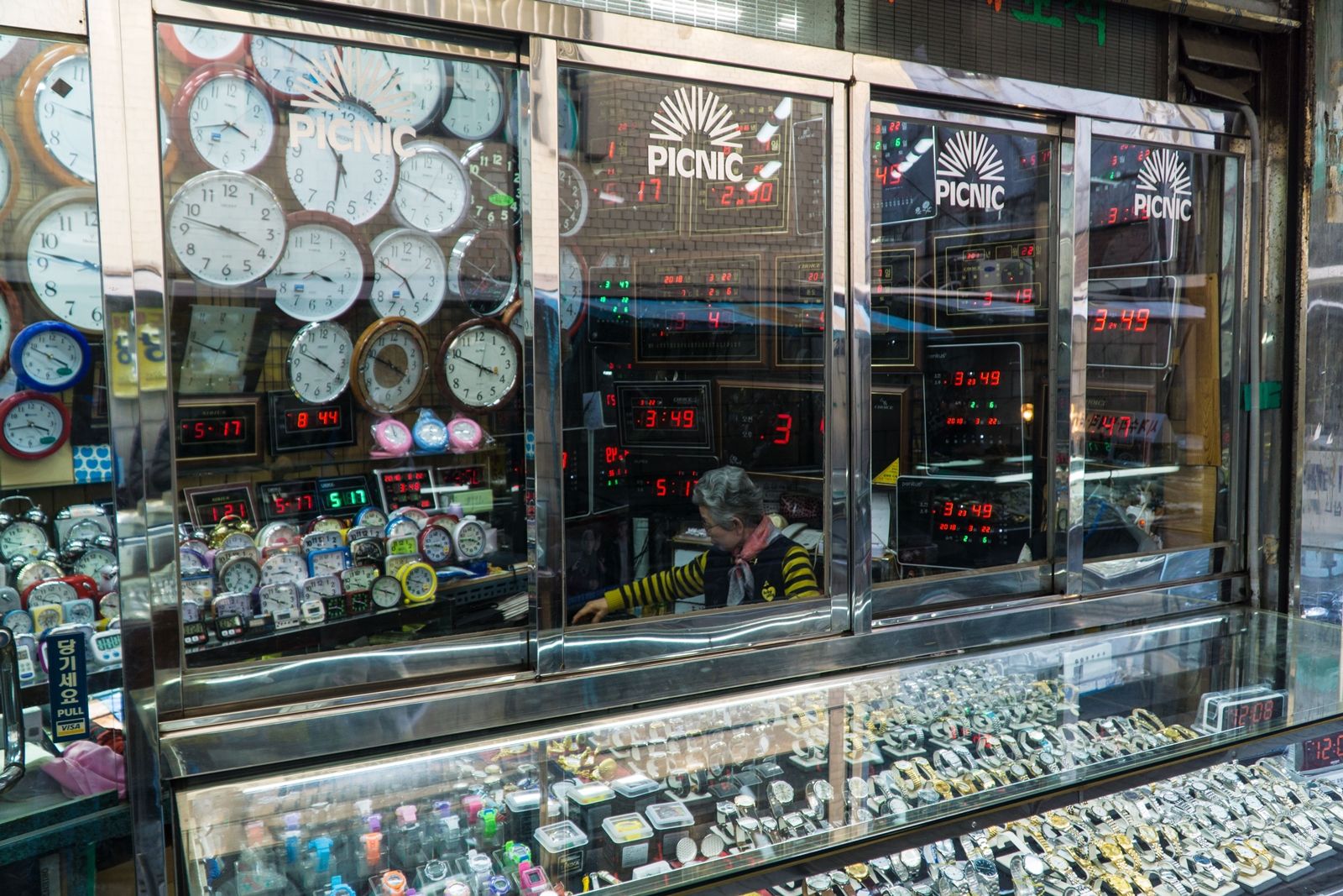 unsplash-คนแก่ ร้านขายนาฬิกา เกาหลีใต้ ผู้สูงวัย สูงอายุ.jpg