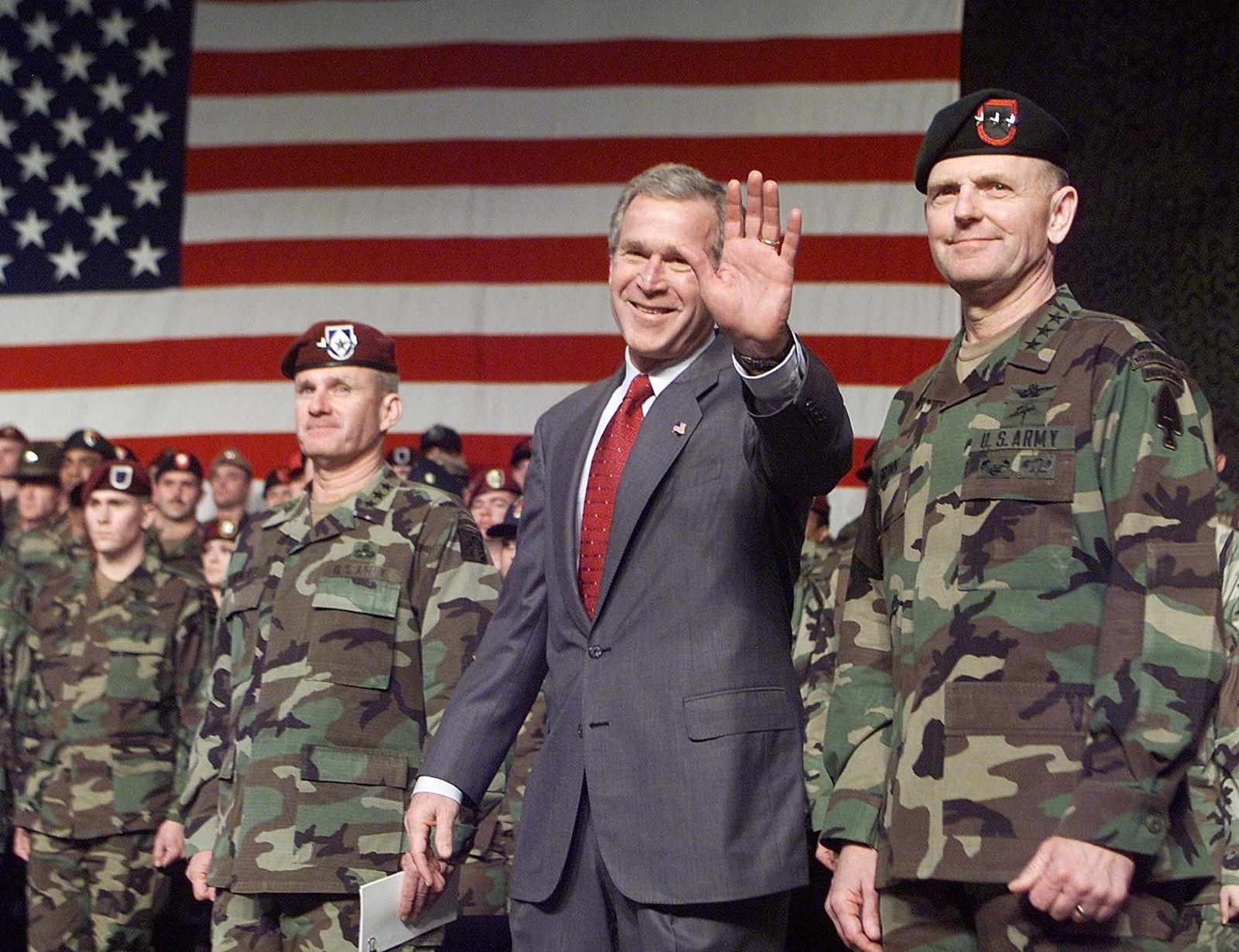 AFP-จอร์จ ดับเบิลยู บุช กับทหารอเมริกัน Geurge W Bush.jpg