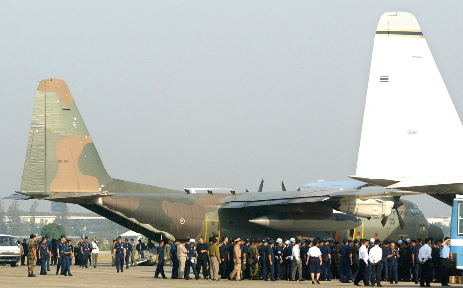 REUTERS-เครื่องบินกองทัพนำคนไทยในกัมพูชากลับมาจากปฏิบัติการโปเชนตง 29 ม.ค.2546.JPG