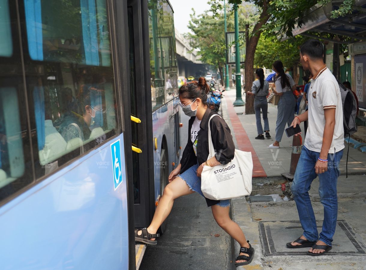 ประชาชนรับมือฝุ่นพิษ-หน้ากาก-ผู้โดยสาร-รถเมล์-คนพิการ-ป้ายรถเมล์