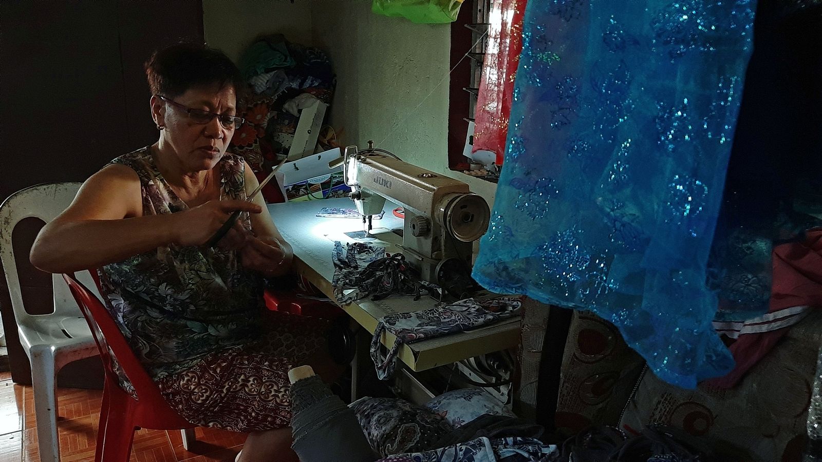 Reuters-โรซาลินา มานทัวโน ช่างตัดเสื้อเย็บหน้ากากกันฝุ่นฟรีให้ผู้ประสบภัยภูเขาไฟตาอัลในฟิลิปปินส์ปะทุ.JPG