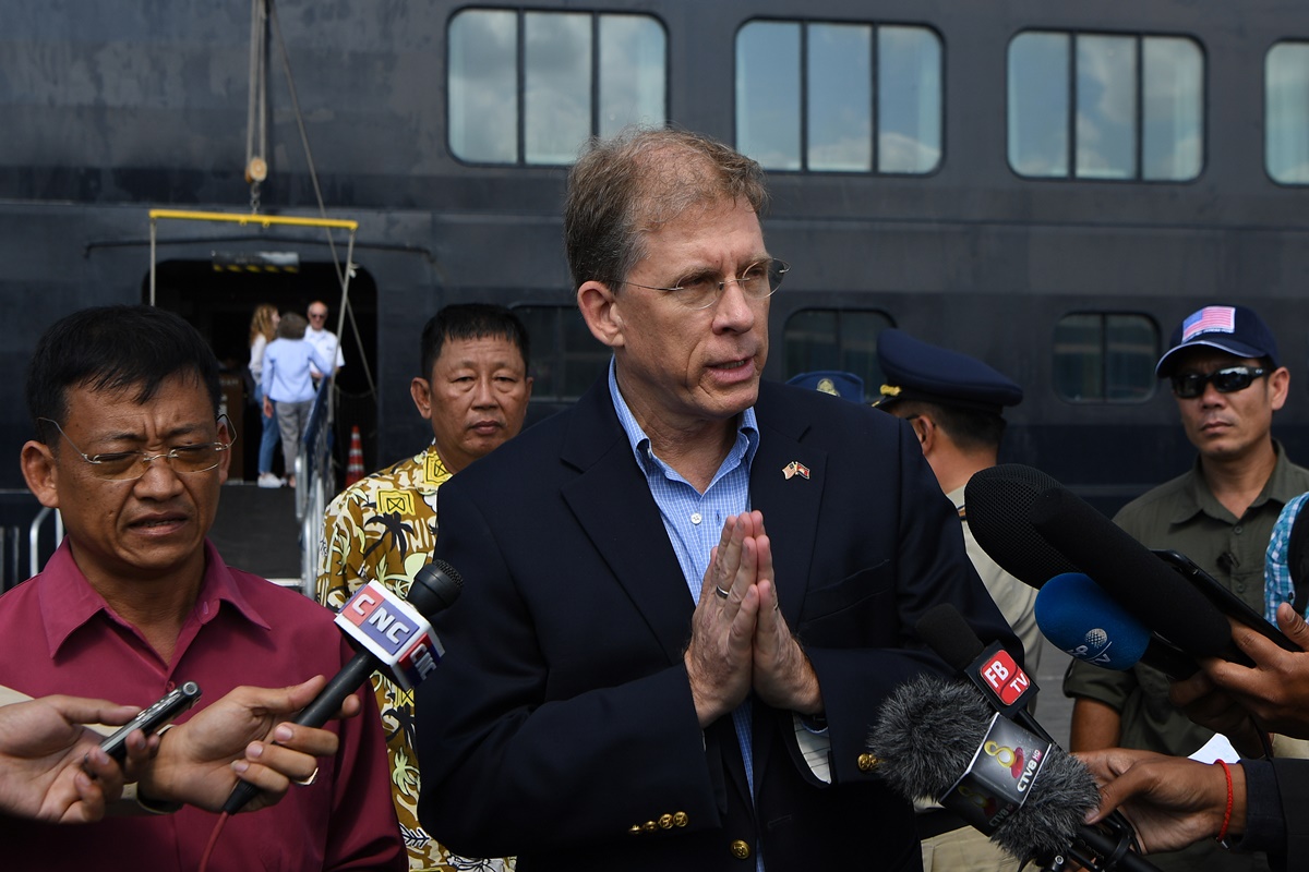 AFP-westerdam-แพทริก เมอร์ฟี ทูตสหรัฐฯ ในกัมพูชา ต้อนรับผู้โดยสารเรือสำราญเวสเตอร์ดัมเทียบท่าสีหนุวิลล์