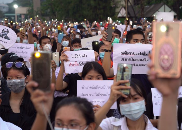 ต่อจิ๊กซอว์ 'อภิรัชต์' คุย 'ปิยบุตร-ธนาธร' - โดมิโน่ 'แฟลชม็อบ' จุดติด