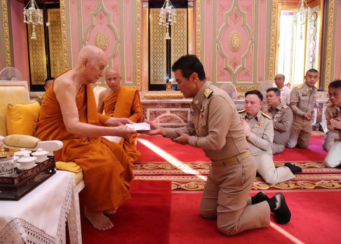 พระสังฆราช ประทานผ้าไตร - โปรดให้ไวยาวัจกรจัดกัปปิยภัณฑ์แก่ทายาทผู้เสียชีวิตที่โคราช