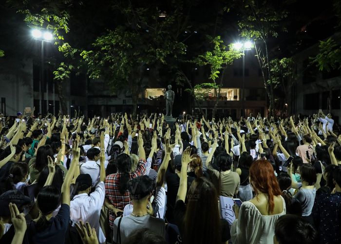 'ศิลปากร' วังท่าพระ แสดงพลังแฟลชม็อบ #ชีวิตสั้นประชาธิปไตยยืนยาว