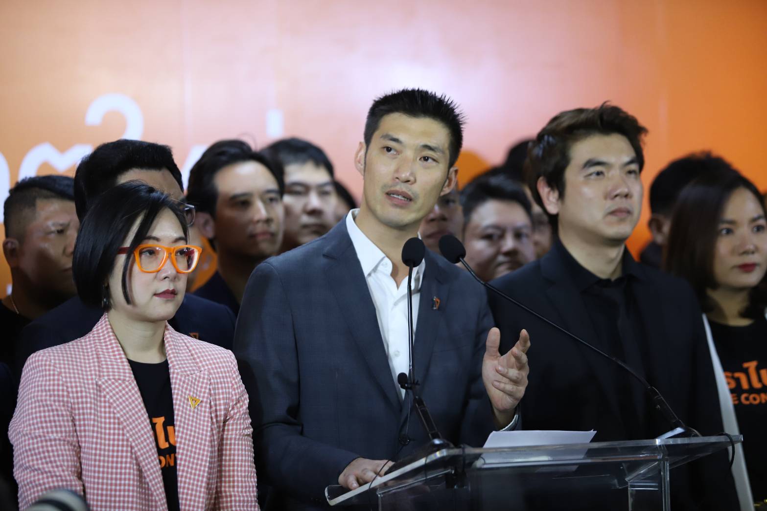 ธนาธร ปิยบุตร กุลธิดา ยุบพรรคอนาคตใหม่ 