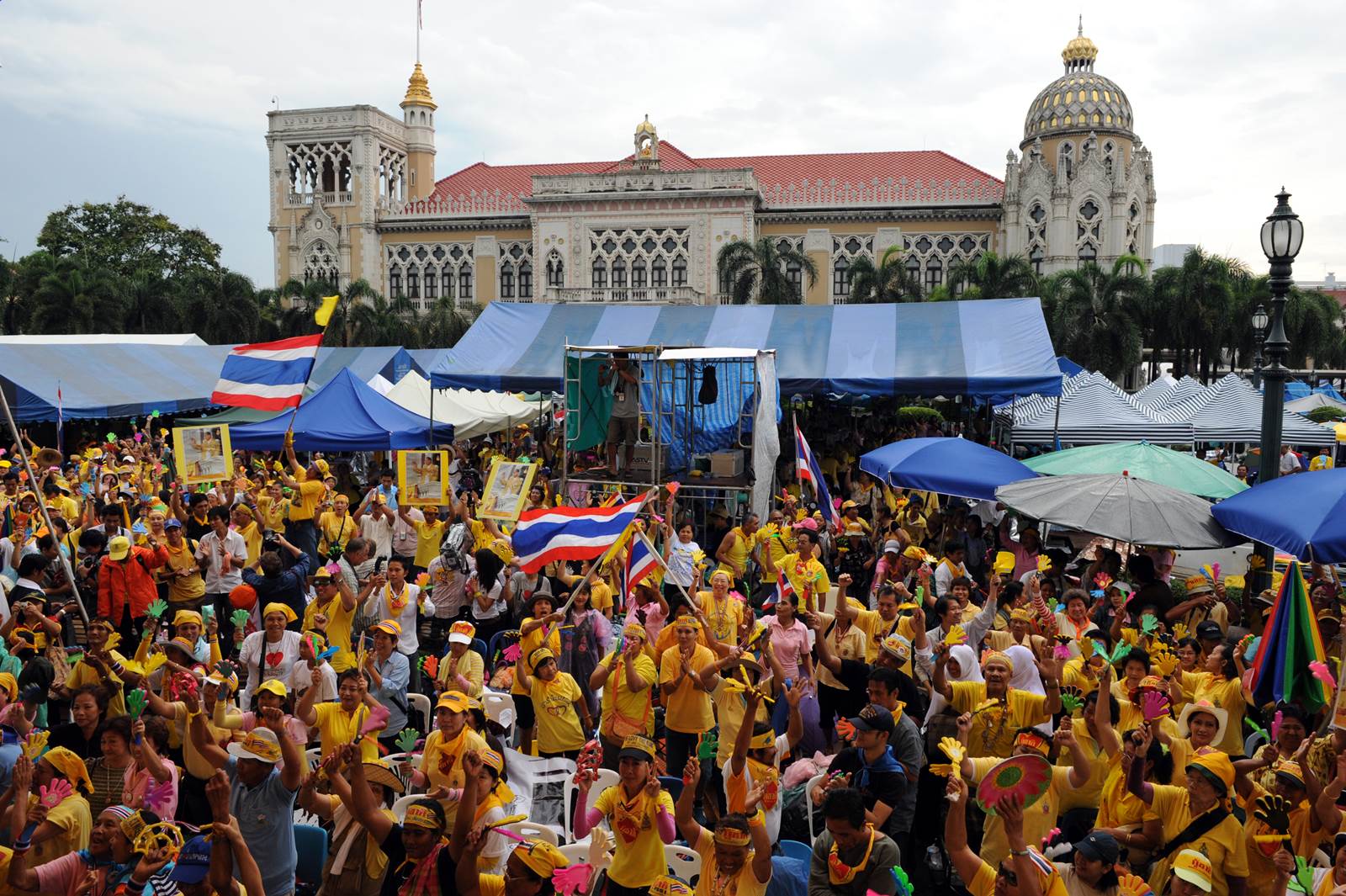 เสื้อเหลือง ทำเนียบรัฐบาล พันธมิตร 0_Hkg1651943.jpg