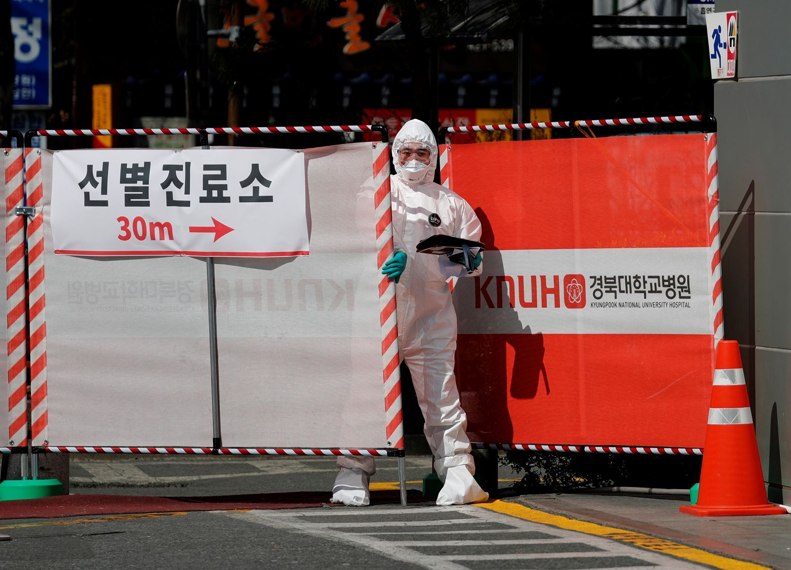REUTERS-ญี่ปุ่น จีน เกาหลีใต้ ออกมาตรการสาธารณสุข ป้องกันไวรัสโคโรนา-โควิด-19 พ่นสเปรย์ฆ่าเชื้อ-ป้องกันผู้ติดเชื้อ-หน้ากากอนามัย-4.JPG