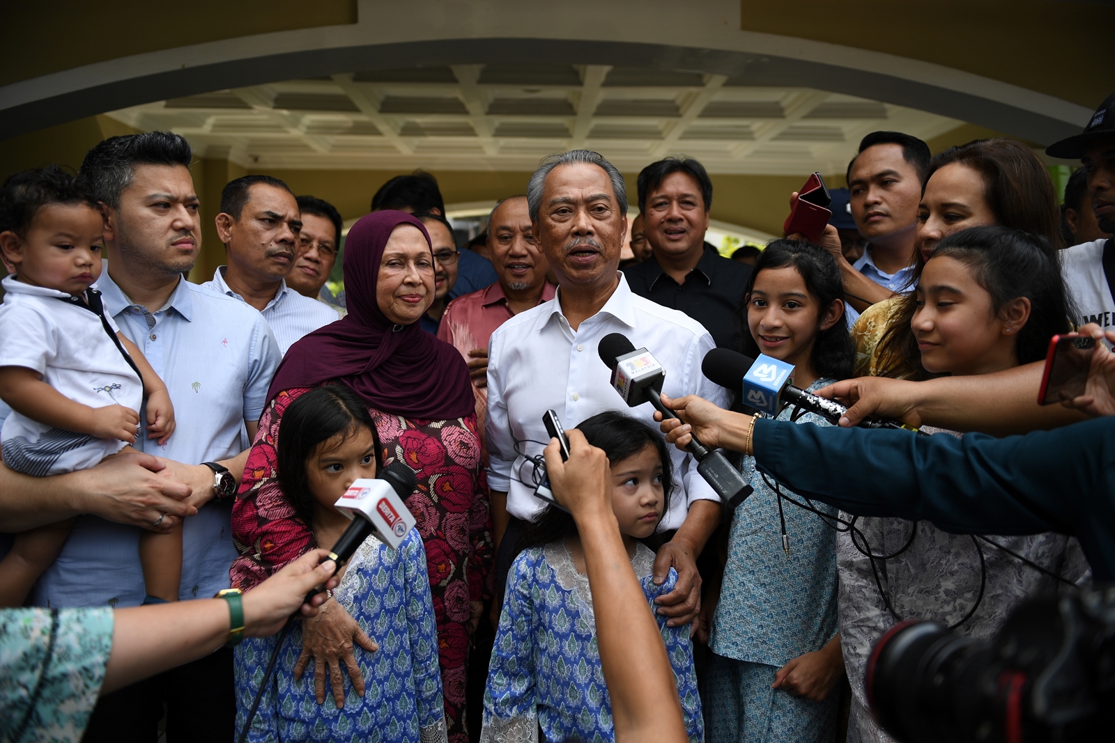 AFP-Muhyiddin Yassin-มูห์ยิดดิน ยัสซิน-นายกรัฐมนตรีมาเลเซียคนใหม่ที่มาแทนมหาเธร์ แถลงข่าวพร้อมครอบครัว 29 ก.พ.2563.jpg