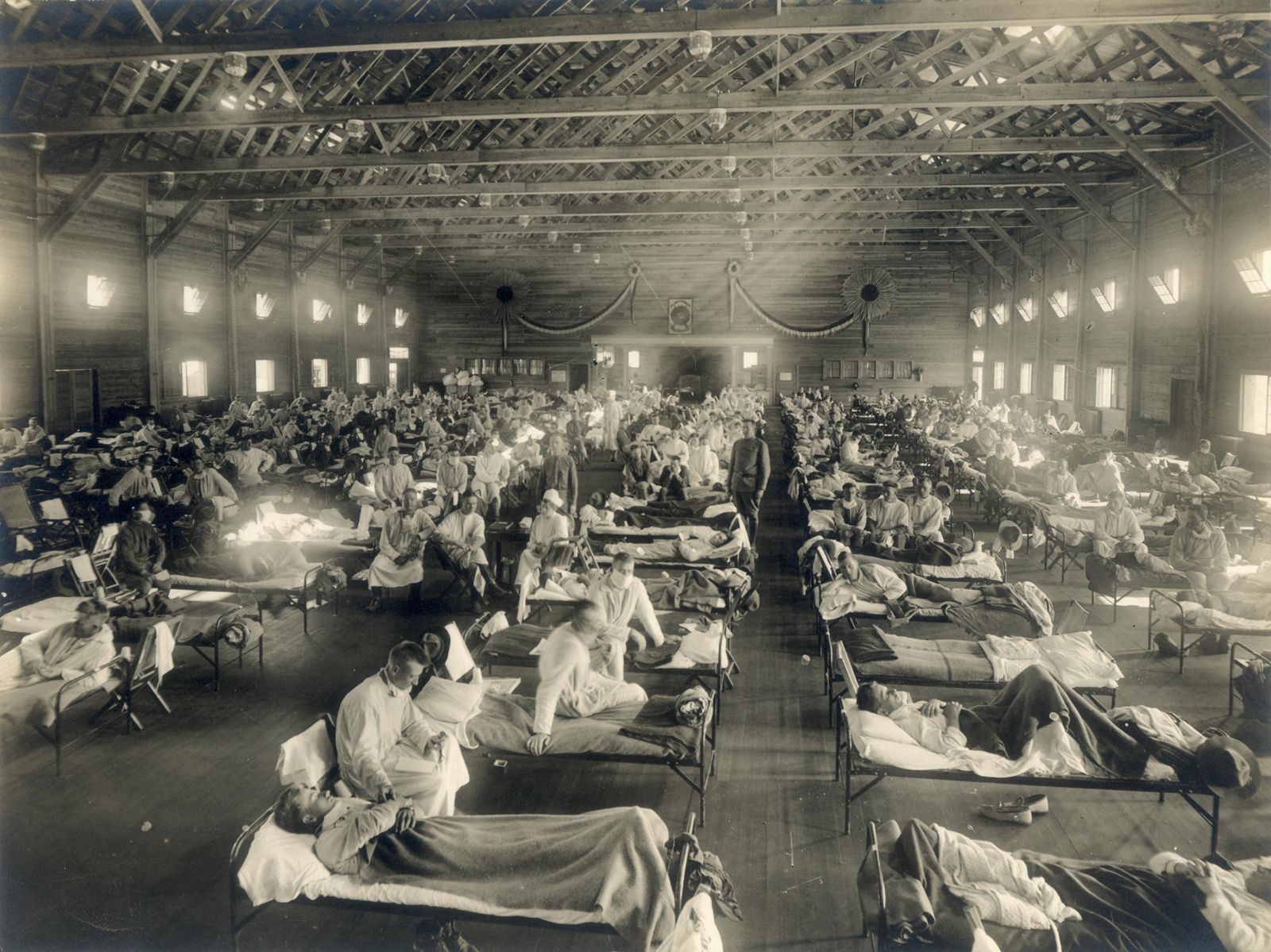 Public Domain-ไข้หวัดใหญ่สเปนระบาดครั้งใหญ่ในหลายประเทศ-Soldiers from Fort Riley, Kansas, ill with Spanish flu at a hospital ward at Camp Funston.jpg