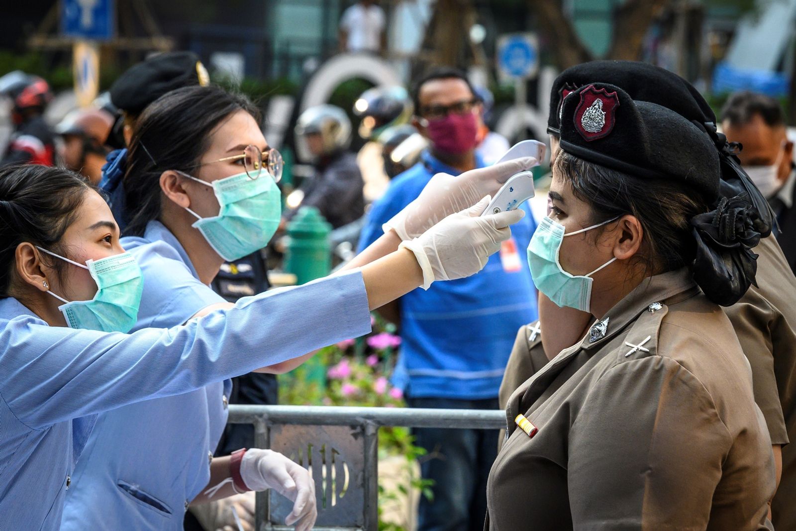 AFP-ไทยตรวจไวรัสโคโรนา โควิด-ระบาด-วัดไข้-ตำรวจ พยาบาล ข้าราชการ.jpg