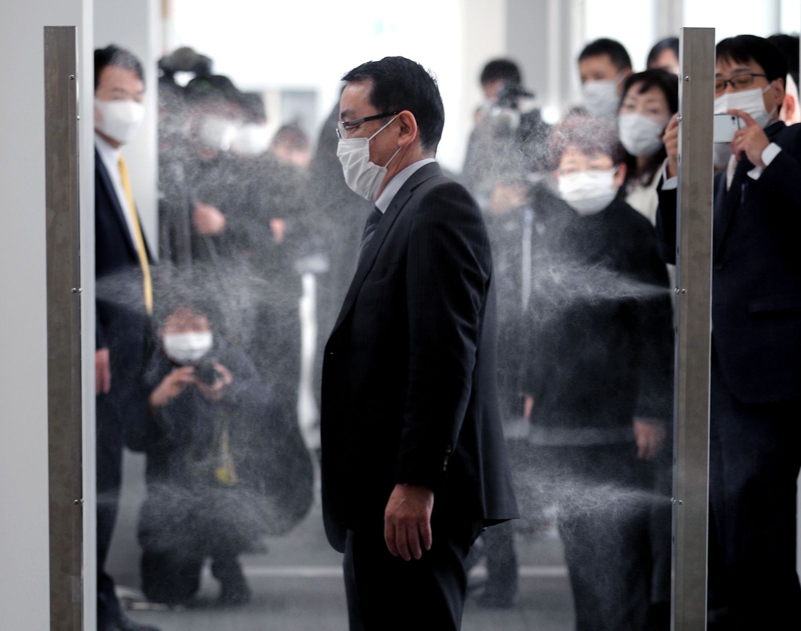 REUTERS-ญี่ปุ่น จีน เกาหลีใต้ ออกมาตรการสาธารณสุข ป้องกันไวรัสโคโรนา-โควิด-19 พ่นสเปรย์ฆ่าเชื้อ-ป้องกันผู้ติดเชื้อ-หน้ากากอนามัย-2.JPG
