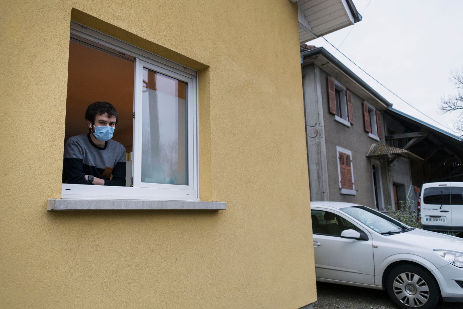 AFP=ชาวฝรั่งเศสสวมหน้ากากขณะอยู่ในบ้าน ระหว่างการแพร่ระบาดของไวรัสโคโรนาสายพันธุ์ใหม่ ต้นตอโรคโควิด-19