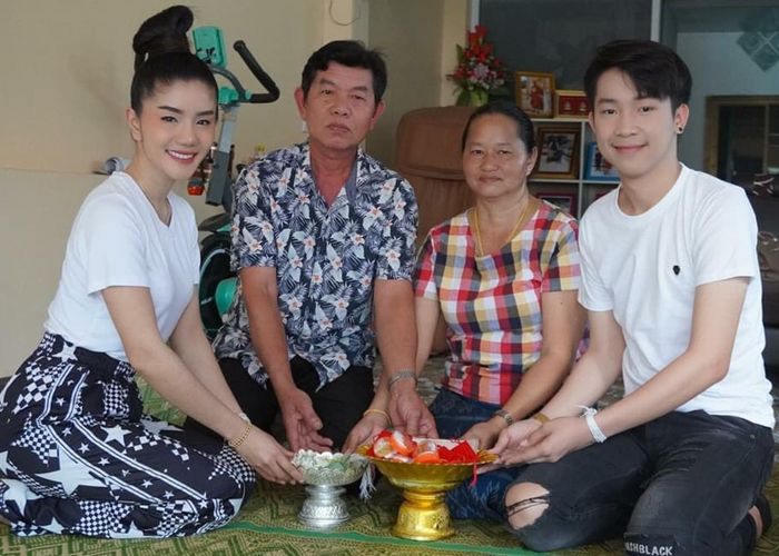 ‘แพรวพราว’ หมั้น ‘ผู้ใหญ่บ้านฟินแลนด์’ ตั้งใจมีลูกก่อนแต่ง