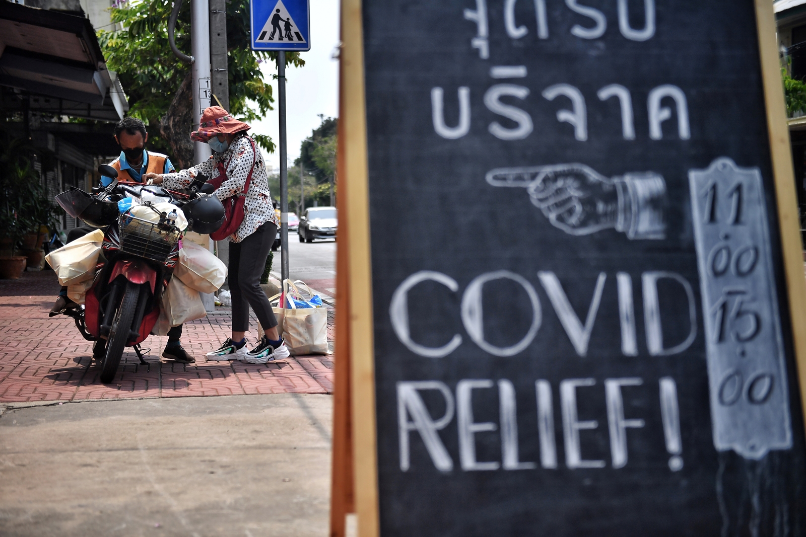 AFP-บริจาคสู้โควิด ไวรัสโคโรนา วินมอเตอร์ไซค์ อาสาสมัคร.jpg