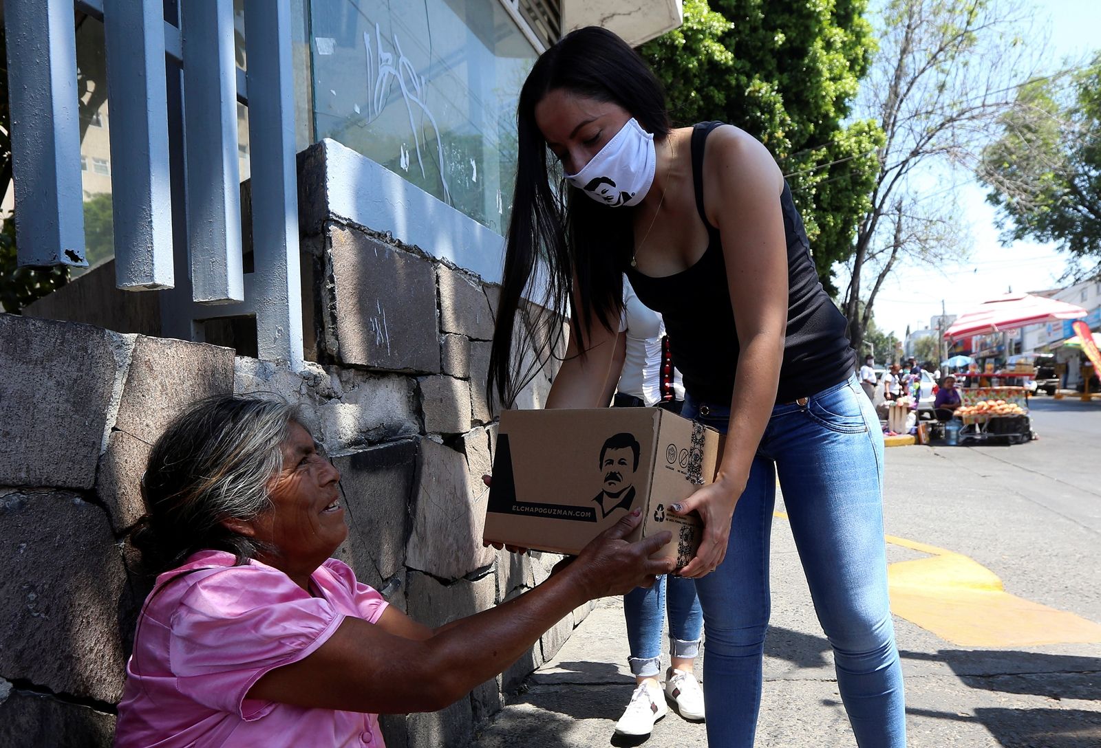REUTERS-Alejandrina Guzman อะเลฮานดรินา กุซมัน ลูกสาวเอลชาโป พ่อค้ายาเม็กซิโก แจกของช่วยคนช่วงโควิด.JPG
