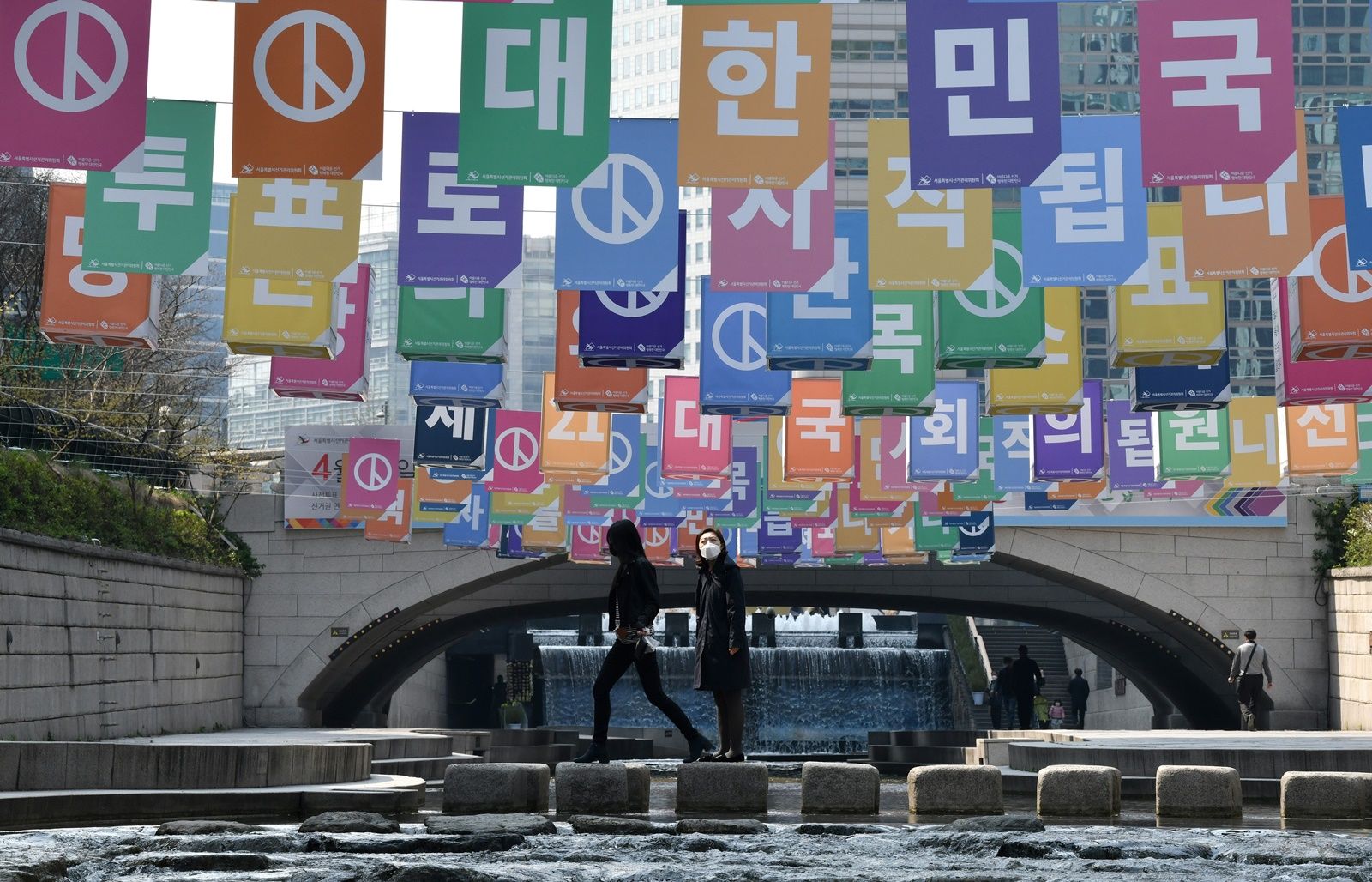 AFP-เกาหลีใต้จัดเลือกตั้งทั่วประเทศ 15 เม.ย.2020 ช่วงโควิดยังไม่เลิกระบาด ไวรัสโคโรนา หน้ากากอนามัย แม่น้ำฮัน กรุงโซล.jpg