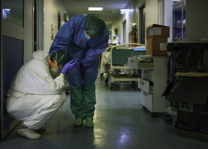 โควิด-19: ยอดตายทั่วโลกทะลุแสน - 'บุคลากรการแพทย์' เสี่ยงสุด - 'อีโบล่า' ซ้ำเติม
