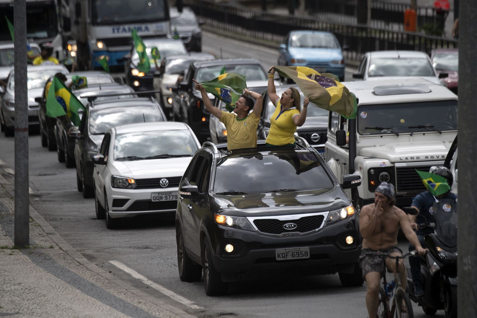 AFP-กลุ่มหนุนประธานาธิบดีบราซิล ฌาอีร์ โบลโซนารู เคลื่อนขบวนเรียกร้องยุติล็อกดาวน์ช่วงโควิด.jpg
