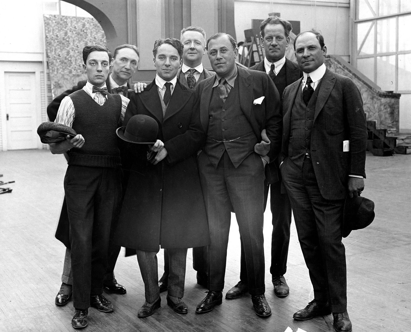 REUTERs-บัสเตอร์ คีตัน-ชาร์ลี แชปลิน (ที่ 3 จากซ้าย) โกนหนวดเมื่อปี 1918 ช่วงที่ชาติตะวันตกรณรงค์ว่าการไว้หนวดเคราเป็นแหล่งเชื้อโรค.JPG