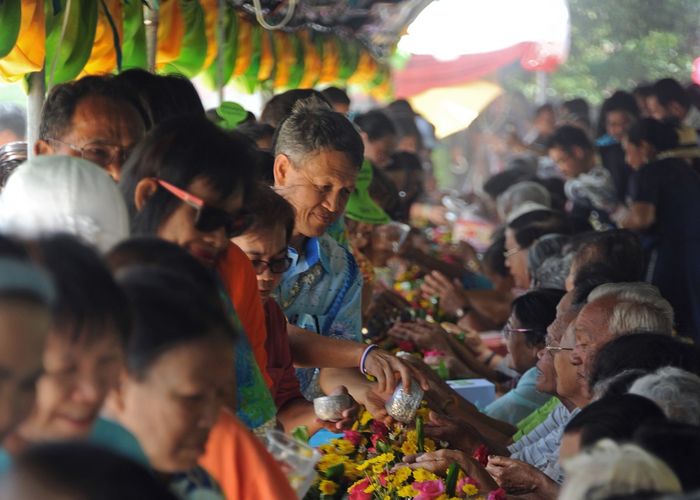 กรมควบคุมโรค ขอปชช.งด 'รดน้ำดำหัว' ผู้สูงอายุช่วงสงกรานต์ ป้องกันติดโควิด-19