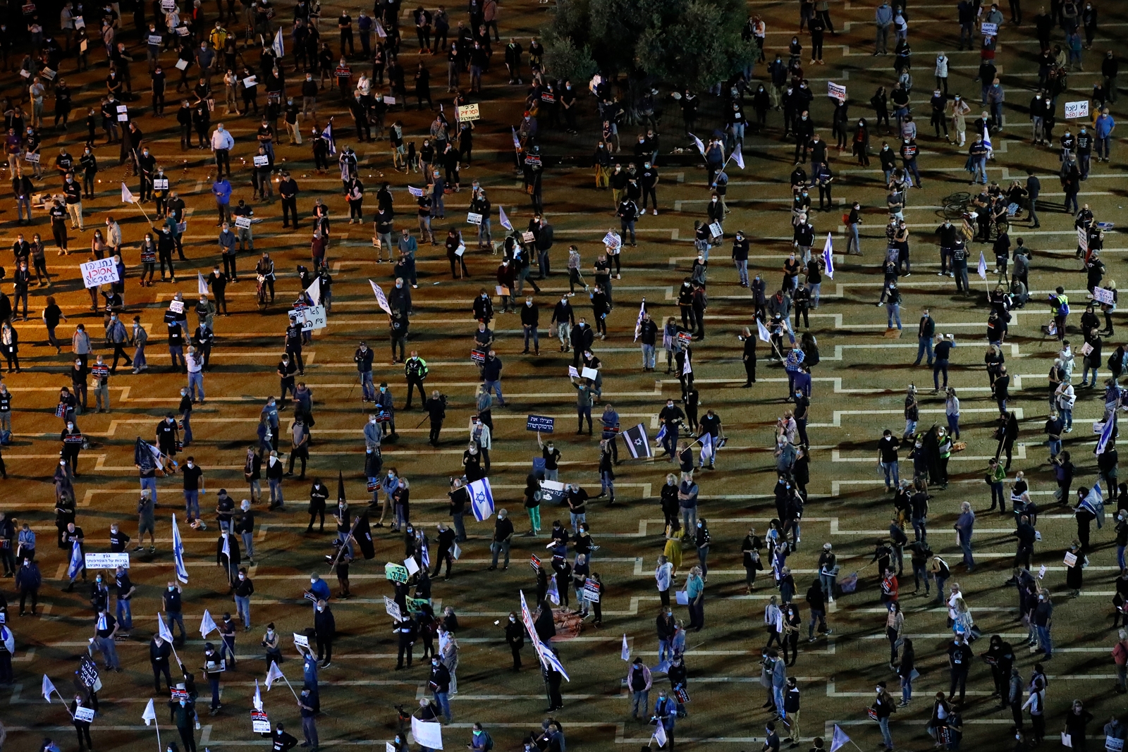 AFP-ชาวอิสราเอลรวมตัวประท้วงรัฐบาลช่วงล็อกดาวน์โควิด เว้นระยะห่างทางสังคม social distancing.jpg