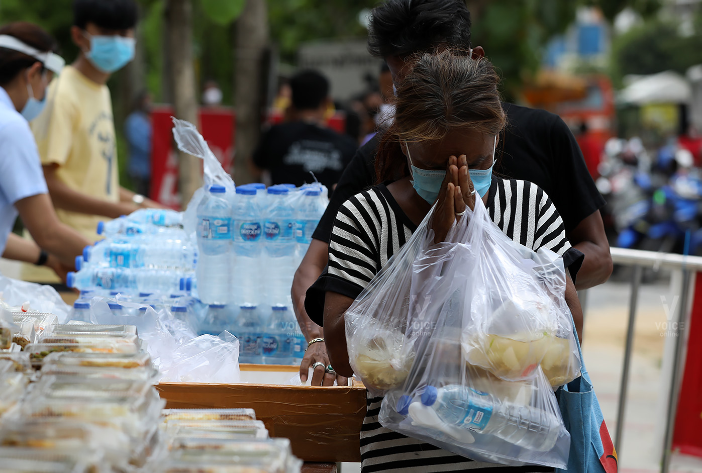 เศรษฐกิจ-คนจน-แจกข้าวกล่อง-เยียวยา-สวัสดิการ-ชาวบ้าน