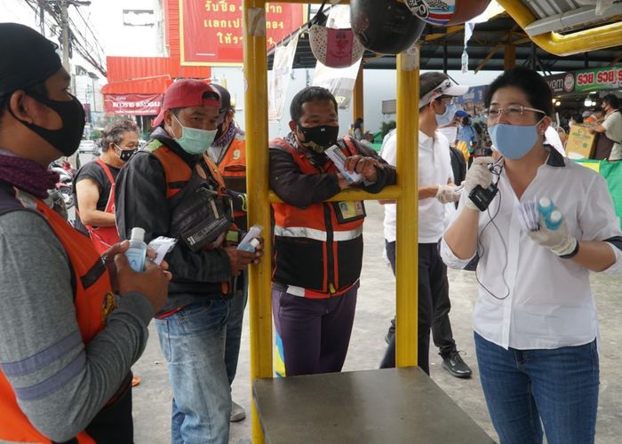 'สุดารัตน์'แจกหน้ากาก-เจลฆ่าเชื้อพบผู้ค้าย่านหลักสี่ครวญรายได้หด-อดเยียวยา