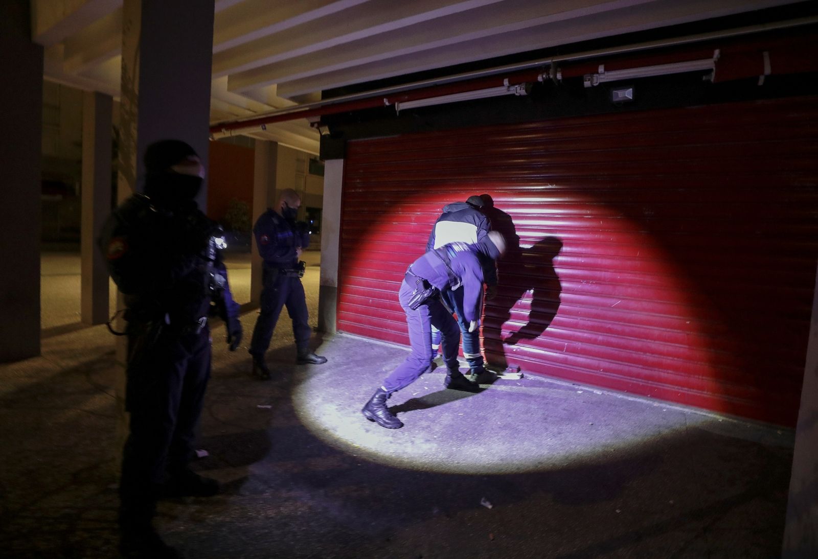 REUTERS-ชาวฝรั่งเศสถูกตำรวจค้นตัวหลังฝ่าฝืนคำสั่งเคอร์ฟิวที่เมืองนีซ ช่วงไวรัสโคโรนา โควิด-19 COVID ระบาด.JPG