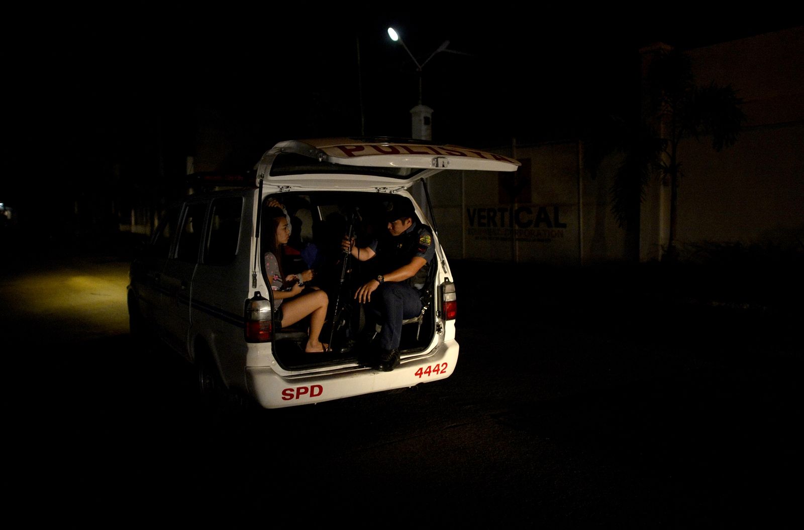 AFP-ฟิลิปปินส์จับผู้หญิงละเมิดเคอร์ฟิวช่วงโควิด-ไวรัสโคโรนา-COVID19.jpg