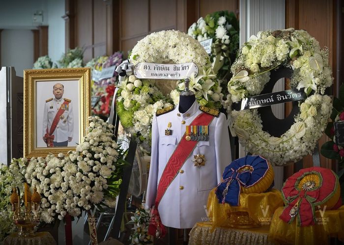 'เพื่อไทย' ร่วมรดน้ำศพ 'สุรพงษ์' - หน.พรรคทำใจไม่ได้สูญเสียเพื่อนนักประชาธิปไตย