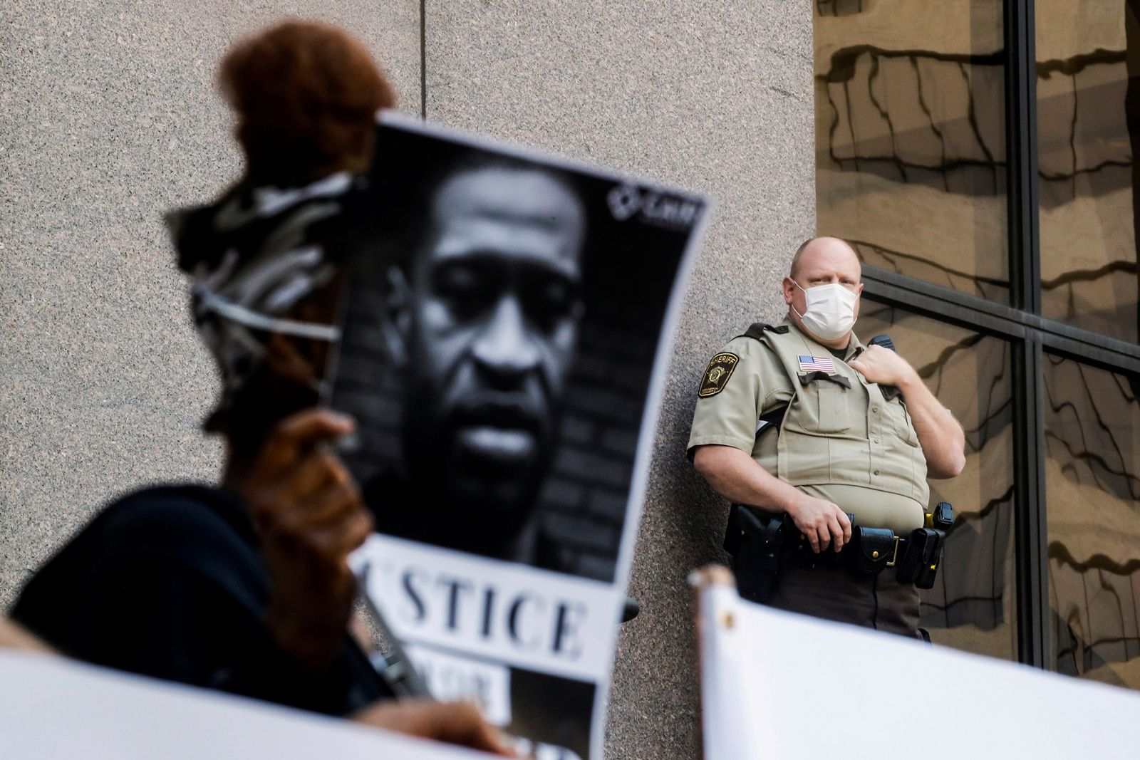 REUTERS-ประท้วงการตายจอร์จ ฟลอยด์ ชายผิวดำที่ถูกตำรวจควบคุมตัว มินเนอาโปลิส สหรัฐอเมริกา-2.JPG