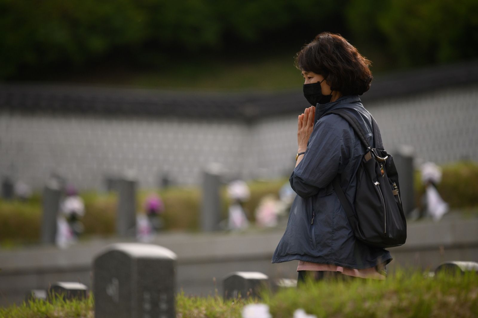 AFP-ญาติผู้เสียชีวิตในเหตุการณ์ May 18 ที่เมืองกวางจู เคารพศพที่อนุสรณ์สถาน 14 พ.ค.2020.jpg