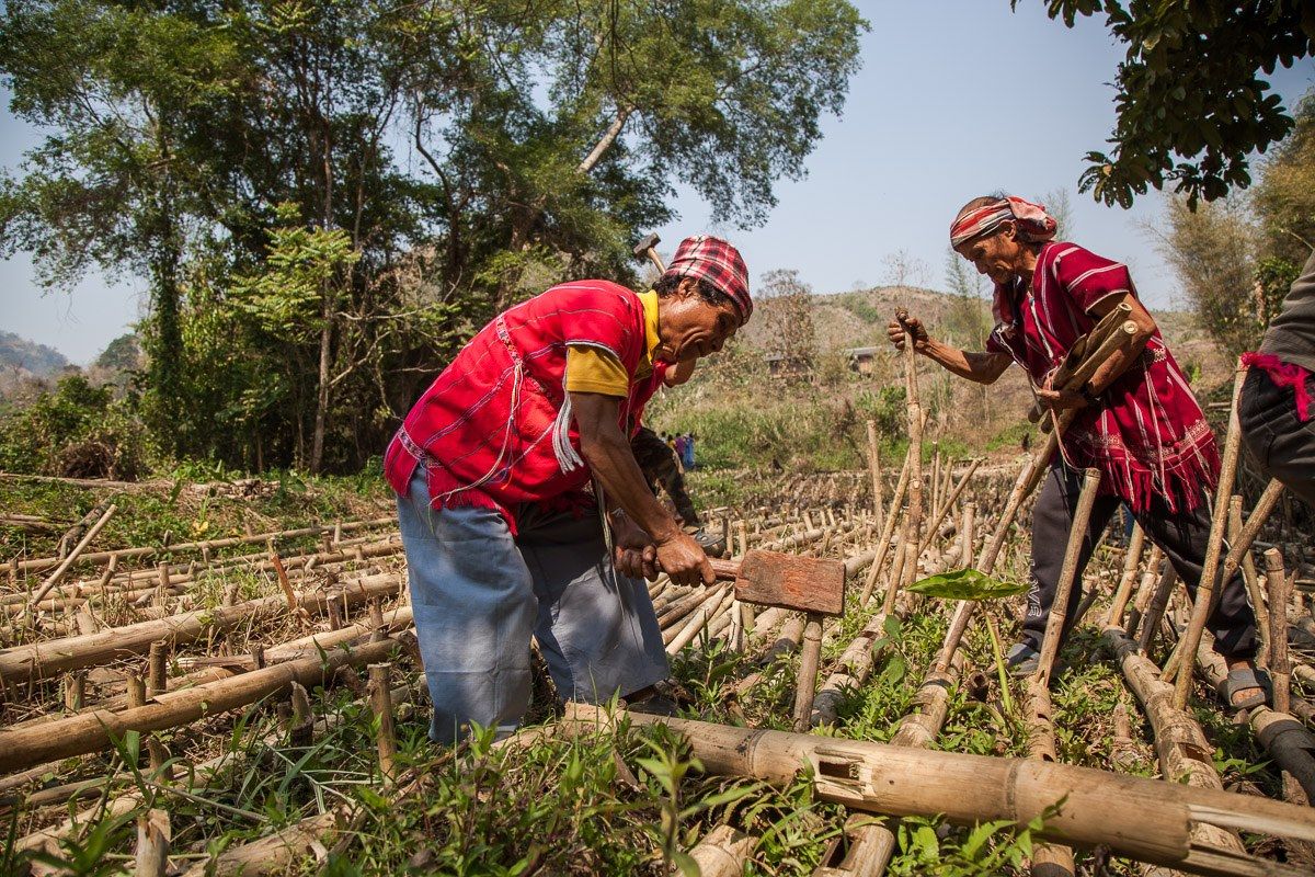 ชาวปกาเกอะญอ หมู่บ้านขวัญคีรี ร่วมกันสร้างฝายไม้ไผ่.jpg