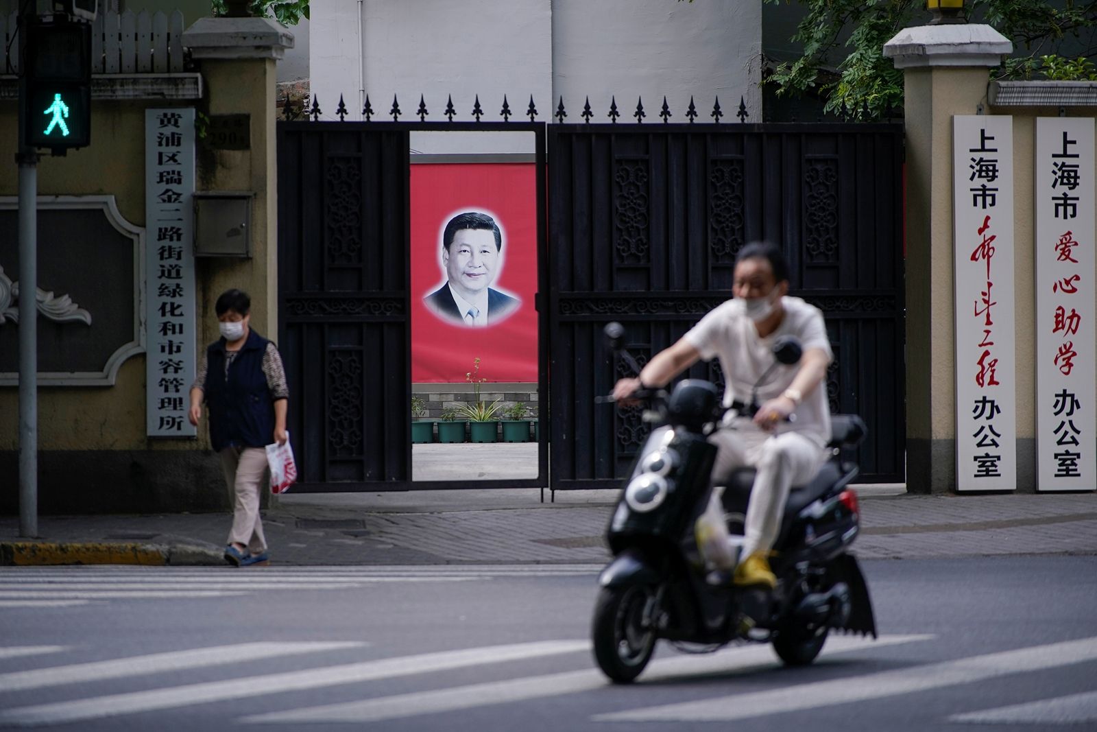 REUTERS-สีจิ้นผิง เซี่ยงไฮ้ จีน หน้ากากอนามัย โควิด-19 มอเตอร์ไซค์.JPG
