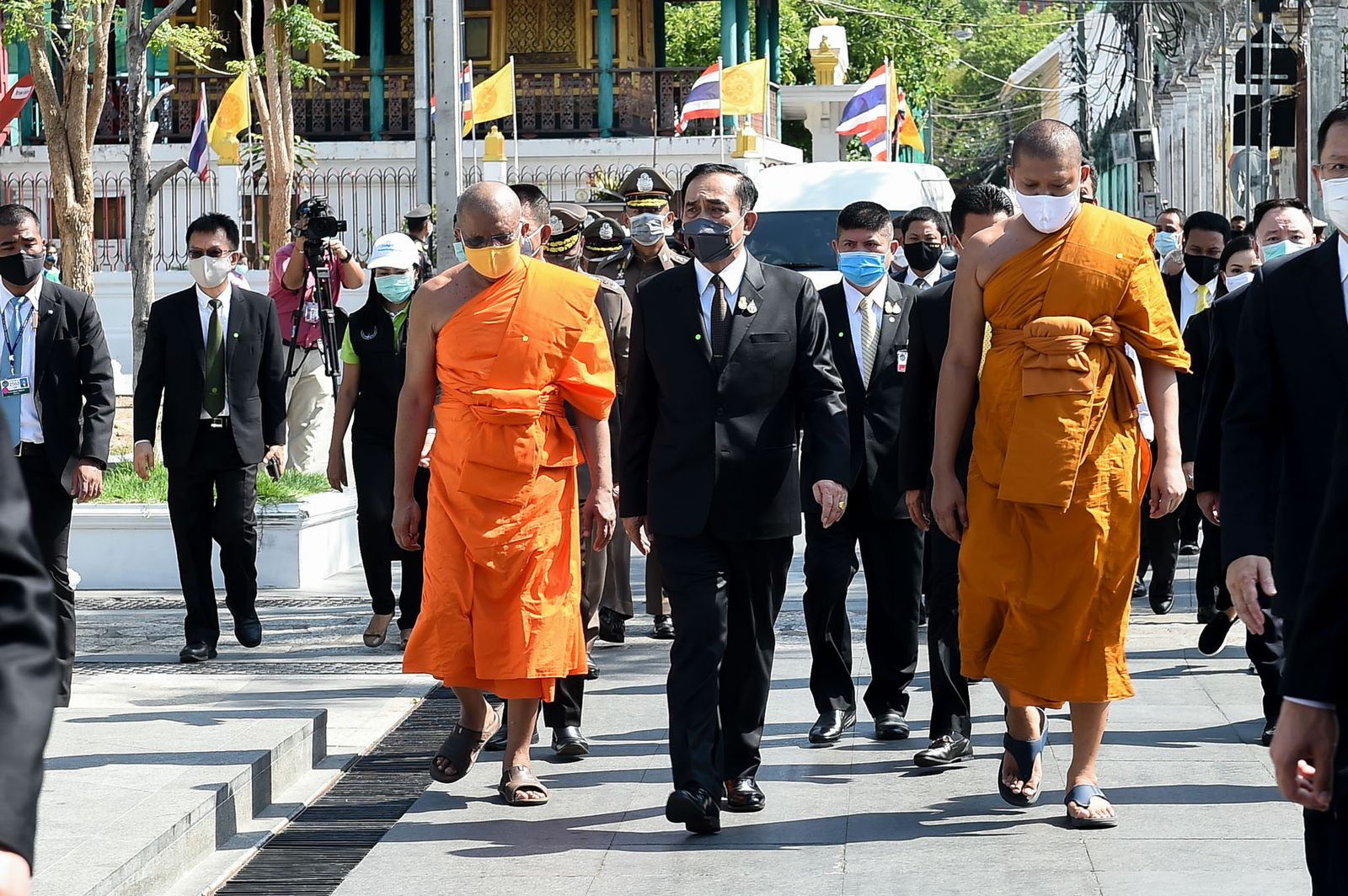 ประยุทธ์ สุภรณ์ วัดระฆัง โควิด 00513110345000000.jpg