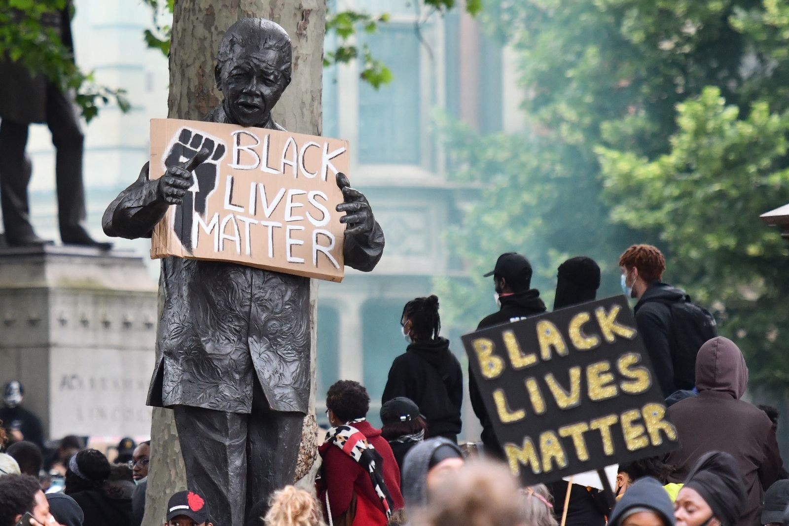 AFP-ประท้วงต่อต้านเหยียดผิว ทำลายรูปปั้นอดีตผู้ค้าทาส นักล่าอาณานิคมทั่วโลก เนลสัน แมนเดลา 