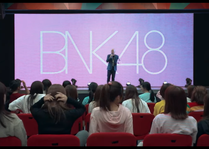 BNK48: One Take – ภาพกว้างที่กระจัดกระจาย