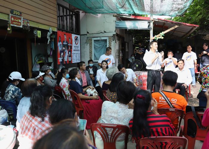 'ธนาธร - เบญจา' ลุยพื้นที่ผลกระทบ 'รถไฟฟ้า 3 สนามบิน' ดันปัญหาเวนคืนที่ดินเข้า กมธ.