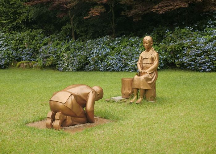 ญี่ปุ่นประท้วงเกาหลีใต้ - รูปปั้นคล้าย 'อาเบะ' คุกเข่าคำนับ 'หญิงบำเรอสงคราม'