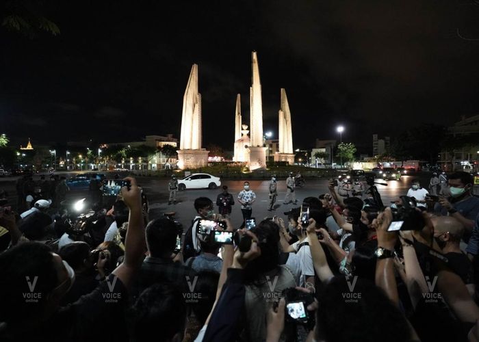 'มศว คนรุ่นเปลี่ยน'ขู่ยกระดับ บี้ 'ประยุทธ์' ยุบสภา ตะโกนใส่อนุสาวรีย์ ปชต. 'สวนสวยจริงๆ'