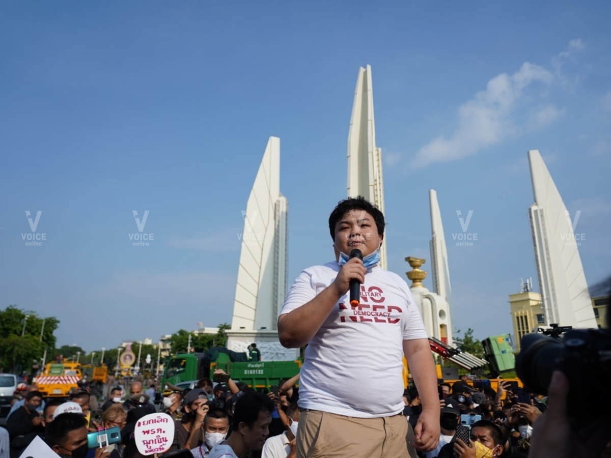 พริษฐ์ ชิวารักษ์ พนกวิน เยาวชนปลดแอก อนุสาวรีย์ประชาธิปไตย ชุมนุม 