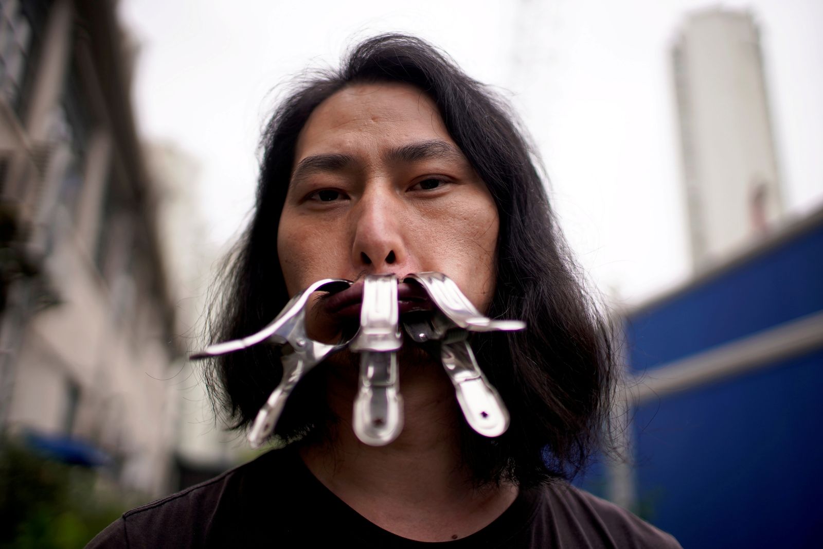 REUTERS-Brother Nut ศิลปินจีน นักเคลื่อนไหวด้านสิ่งแวดล้อม ปิดปากประท้วงรัฐบาลปิดกั้นข้อมูลโควิด-19